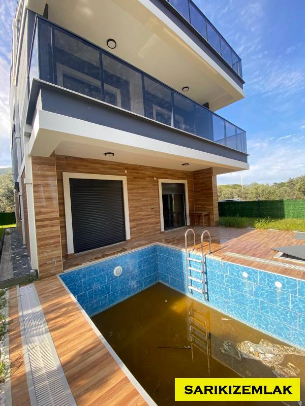 Edremit Güre Mah`da5+1  Villa.